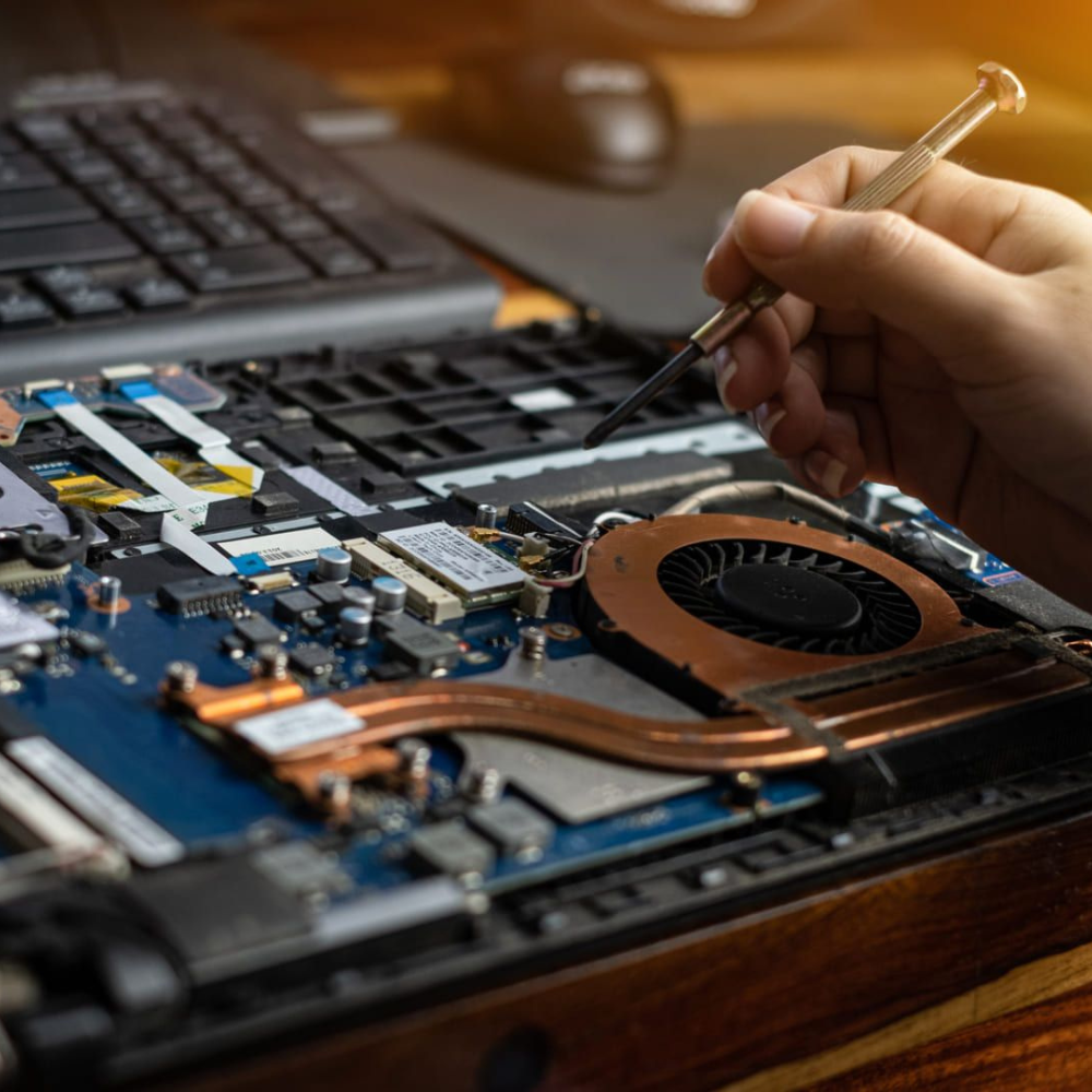 Desktop organizado em uma bancada de trabalho