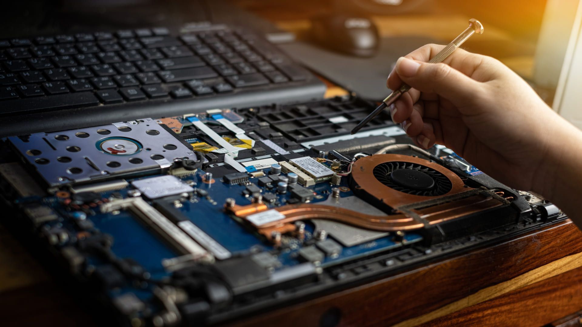 Técnico limpando o interior de um computador