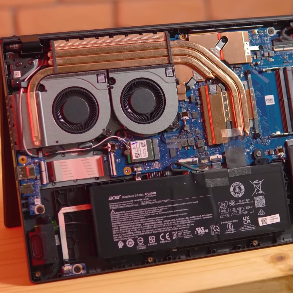 Notebook aberto em uma bancada de assistência técnica